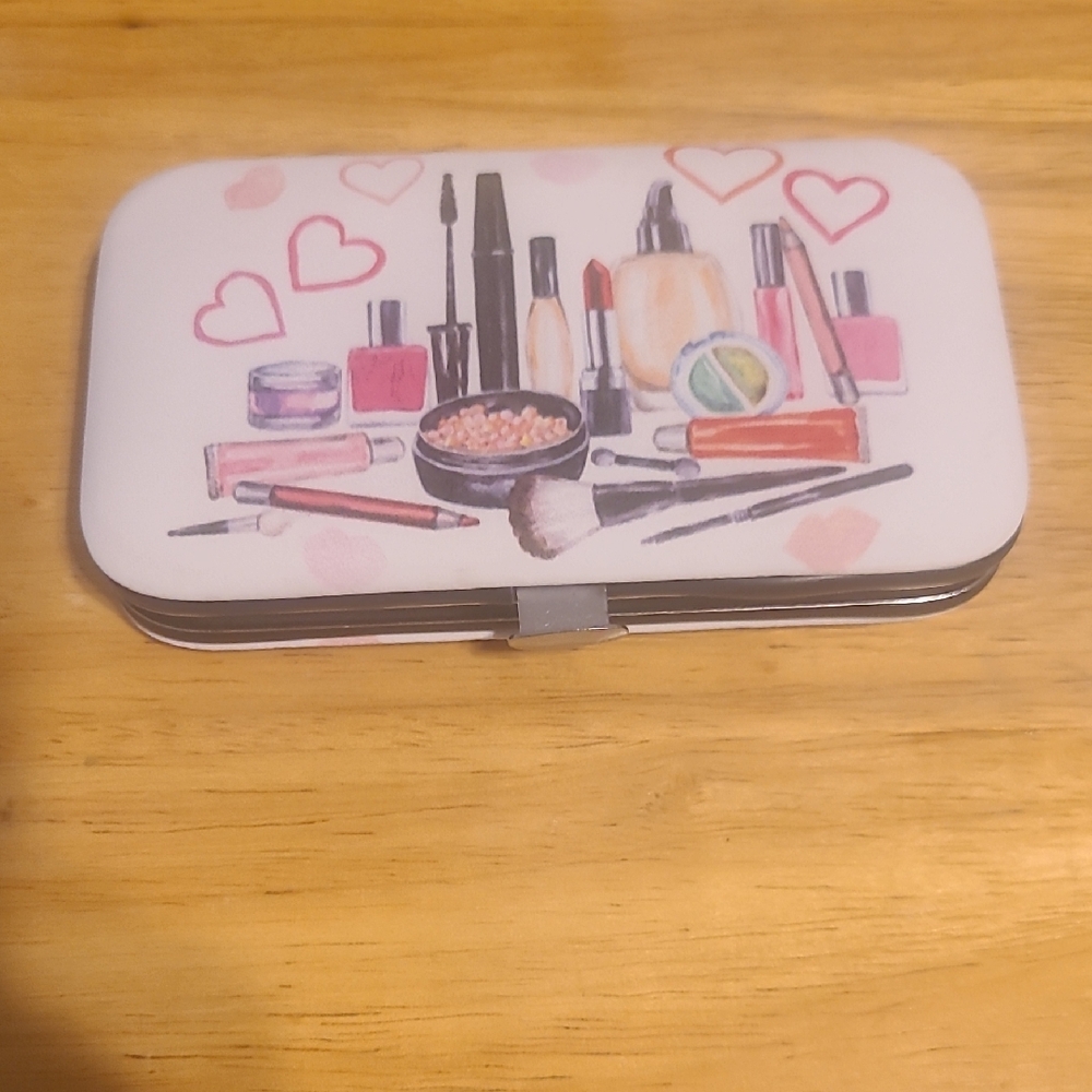 Compact Case With 7 Piece Manicure Tools